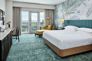 ألحفة محشوة بالريش وأسرّة بطبقة علوية مريحة وخزنة داخل الغرفة ومكتب