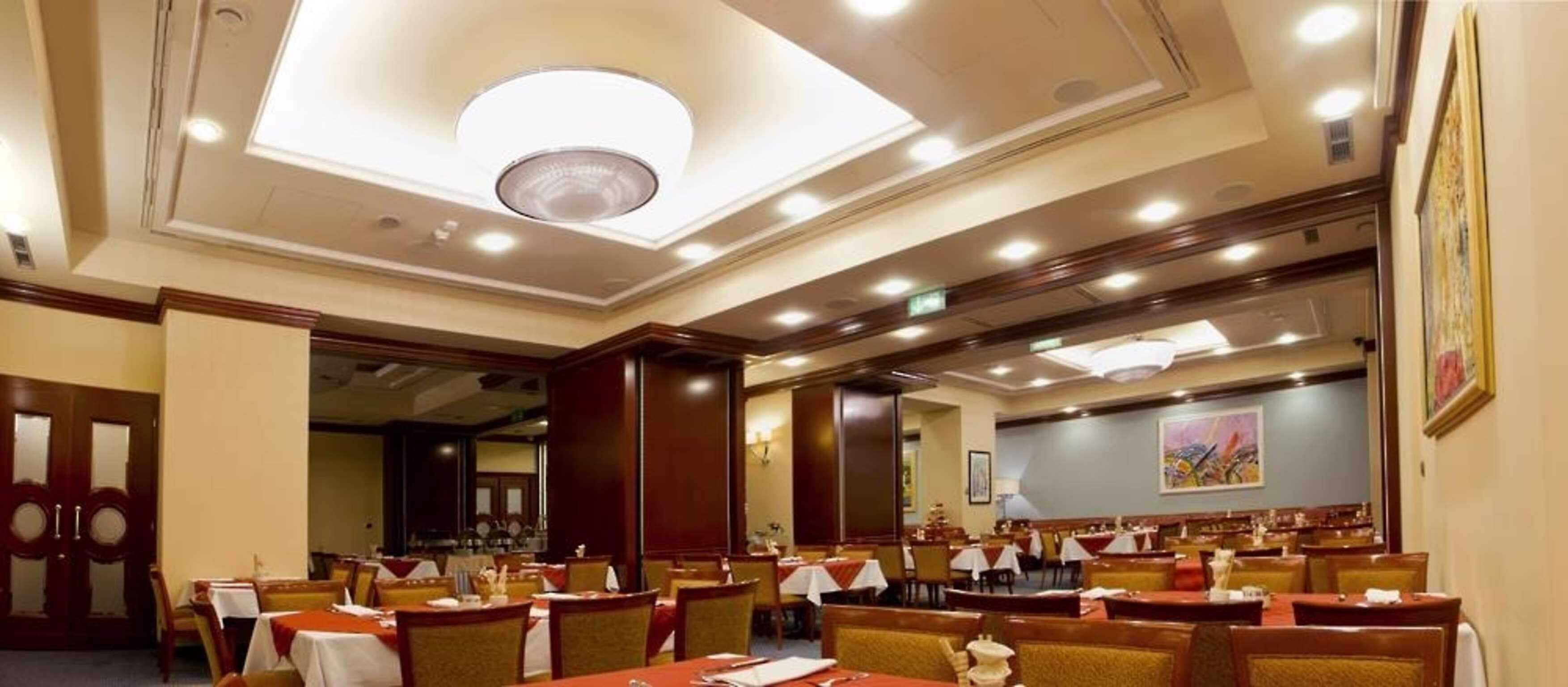 บริการอาหารเช้า อาหารกลางวัน และอาหารเย็น