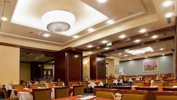 Breakfast, lunch and dinner served