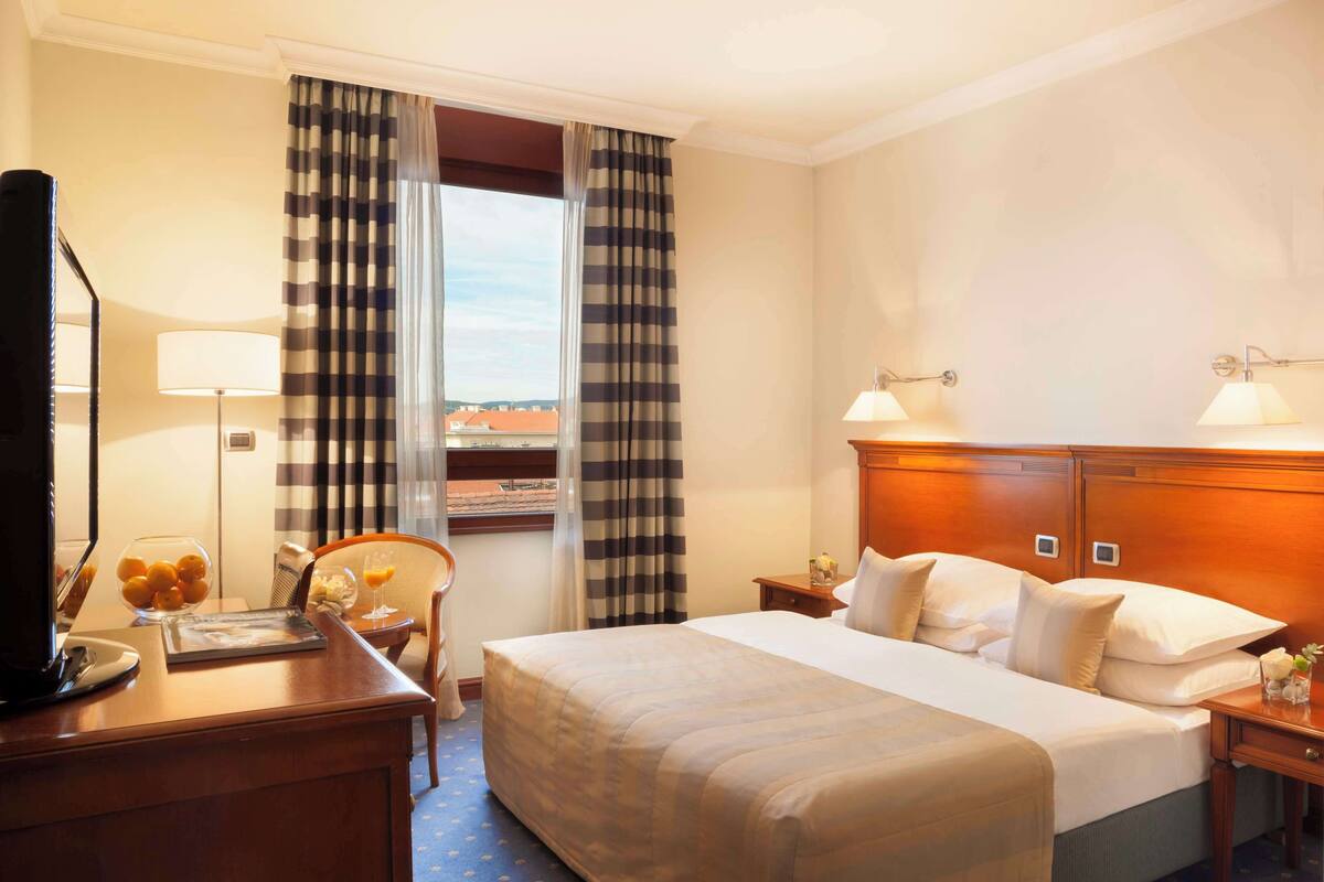 deluxe room, 1 king bed | hypo-allergenic bedding, minibar, in-room safe, blackout curtains