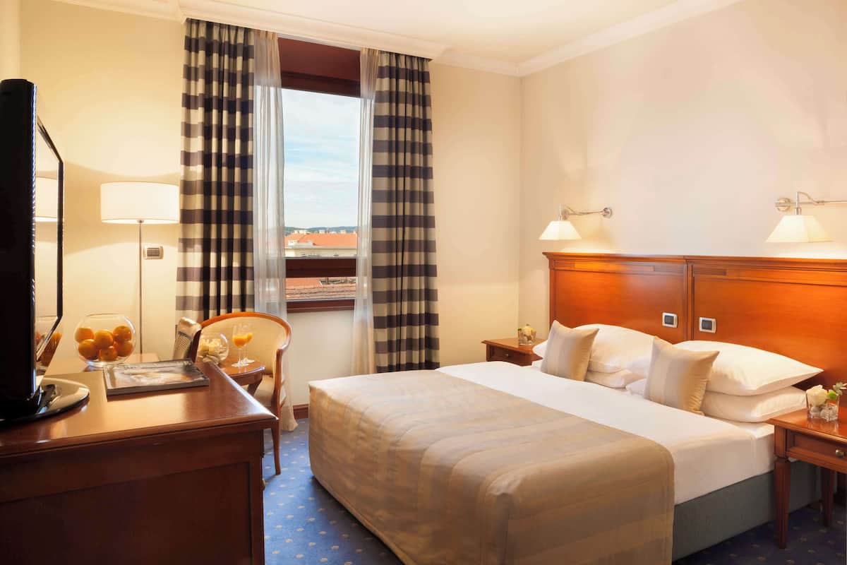 Chambre Deluxe, 1 trÚs grand lit | Literie hypoallergénique, minibar, coffre-fort pour ordinateur portable