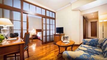 Luxury Suite, 1 King Bed with Sofa bed (with Sofabed) | Room amenity