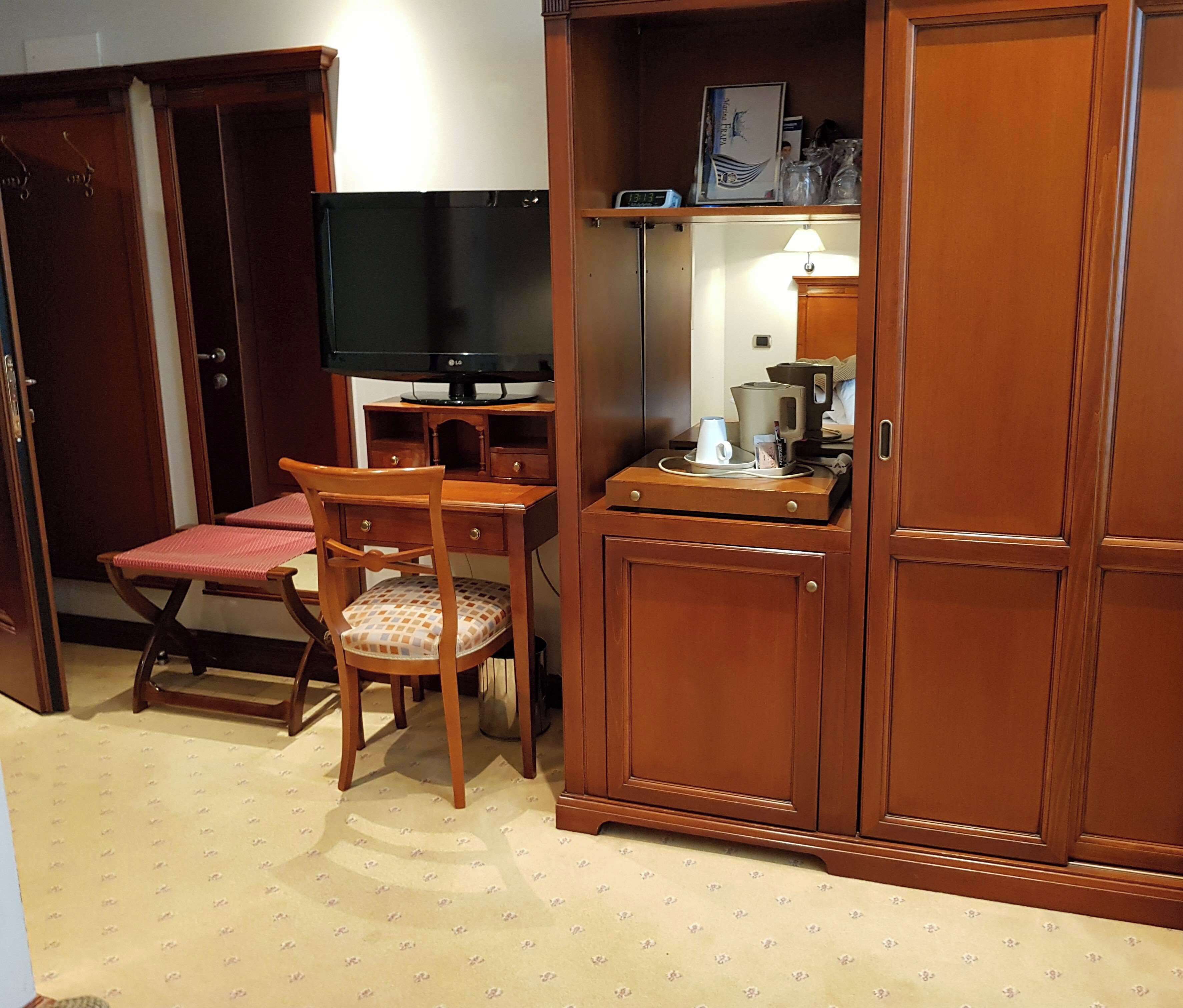 deluxe room, 1 single bed, accessible (quiet location) | hypo-allergenic bedding, minibar, in-room safe, blackout curtains