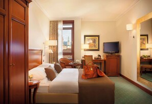 Deluxe Room, 1 King Bed | Hypo-allergenic bedding, minibar, in-room safe, blackout drapes