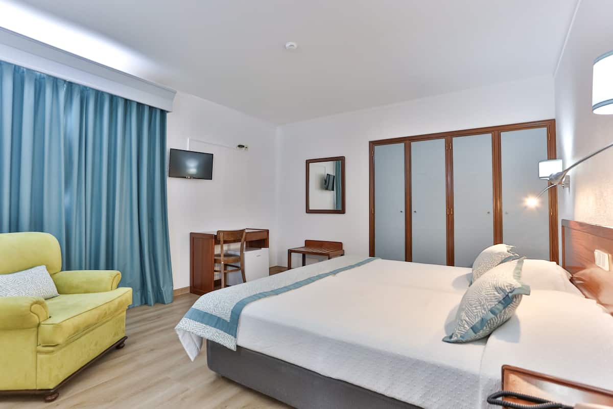 Zweibettzimmer | 1 Schlafzimmer, Schreibtisch, laptopgeeigneter Arbeitsplatz