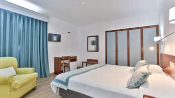 1 habitación, escritorio y espacio para trabajar con laptop