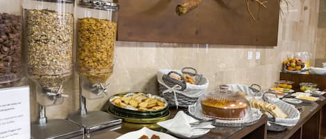 Desayuno continental (EUR 7.5 por persona)