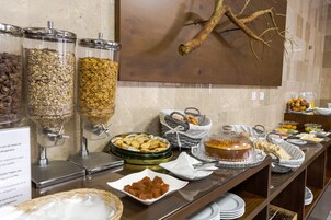 Café da manhã continental todos os dias (EUR 7.5 por pessoa) 