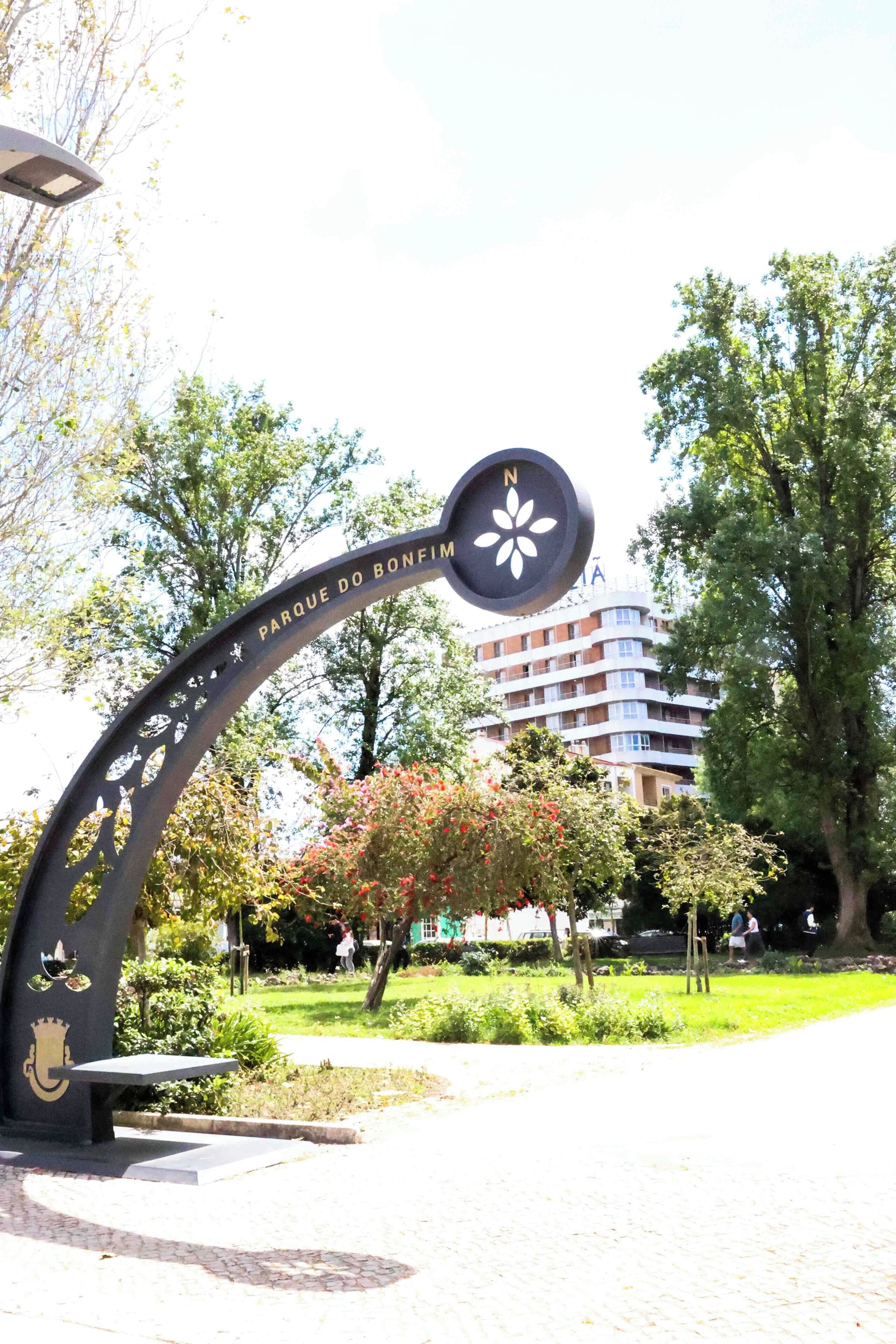 Ein Parkschild mit einer Windrose und dem Text 'PARQUE DO BONFIM'.