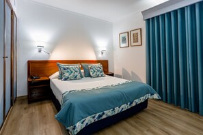 Escritorio, espacio para trabajar con laptop y cortinas blackout 