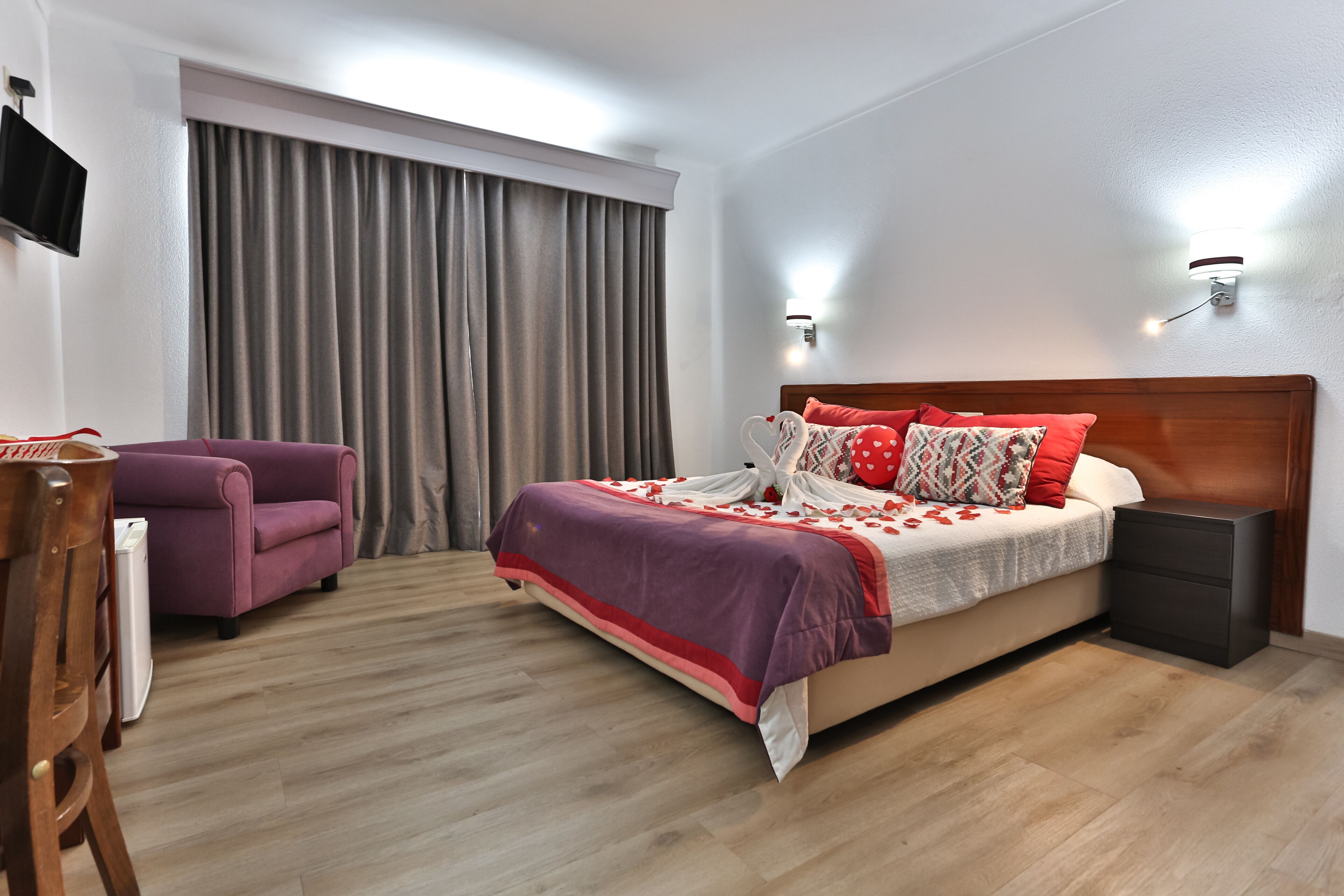 غرفة مزدوجة | مكتب ومساحة عمل للكمبيوتر المحمول وستائر تعتيم ومكواة/لوح كي