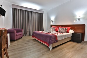 Double Room | Desk, laptop workspace, blackout drapes, iron/ironing board - Hotel Aranguês (Setubal)