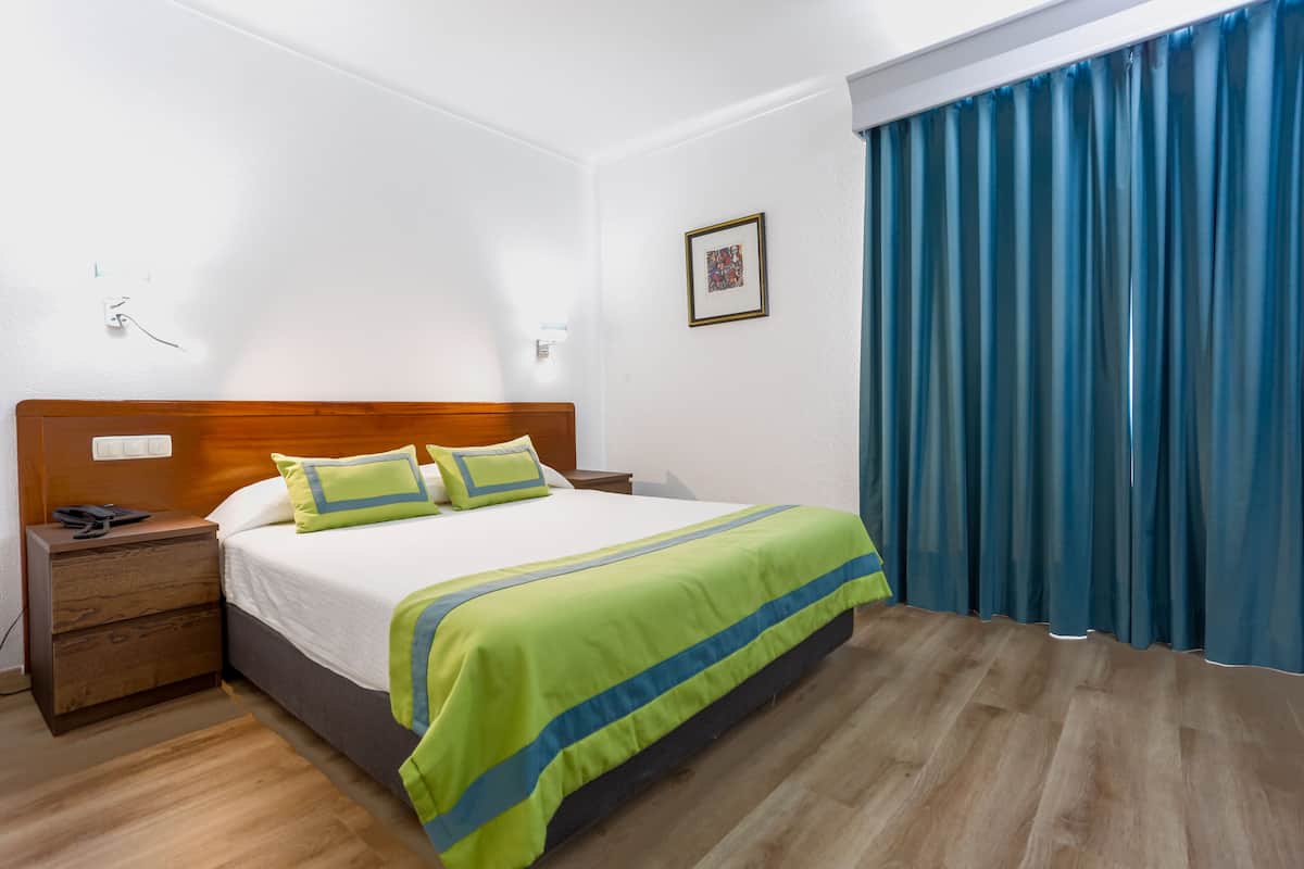 1 Schlafzimmer, Schreibtisch, laptopgeeigneter Arbeitsplatz