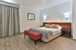 Suite | Desk, laptop workspace, blackout drapes, iron/ironing board - Hotel Aranguês (Setubal)