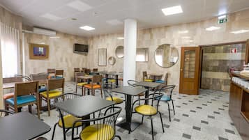 Daily continental breakfast (EUR 7.5 per person)