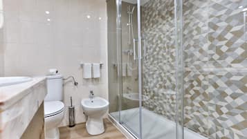 Artículos de tocador gratuitos, secador de pelo, bidet, toallas