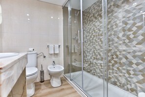 Free toiletries, hair dryer, bidet, towels - Hotel Aranguês (Setubal)