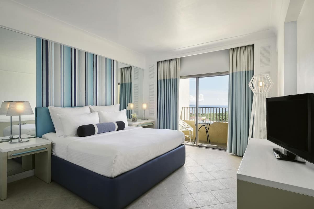 Deluxe Room, 1 King Bed, Sea View | Minibar, in-room safe, individually decorated, individually furnished
