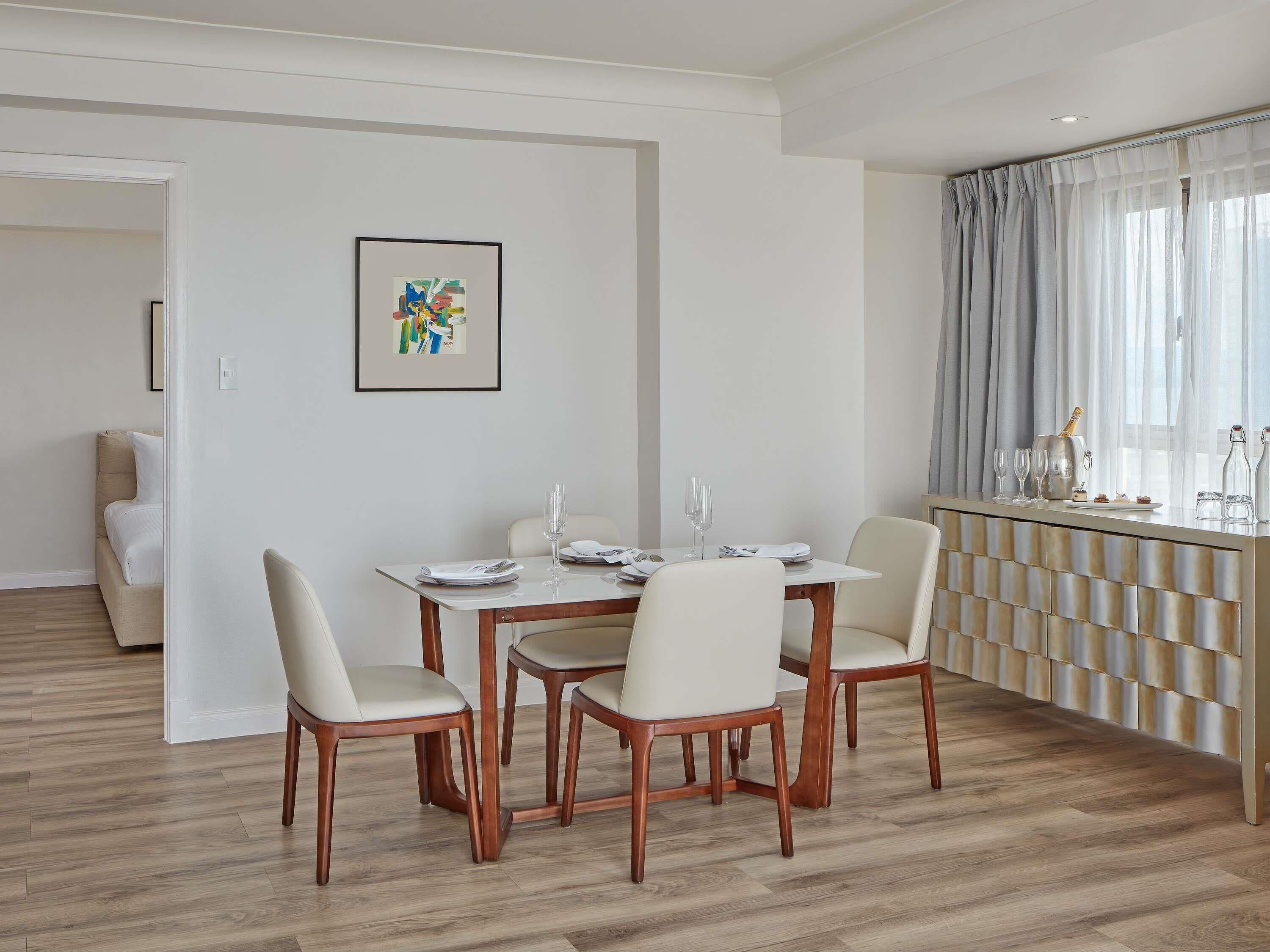 Suite familiar, 2 habitaciones, vista al océano (Premier) | Minibar, caja de seguridad en la habitación y decoración personalizada 