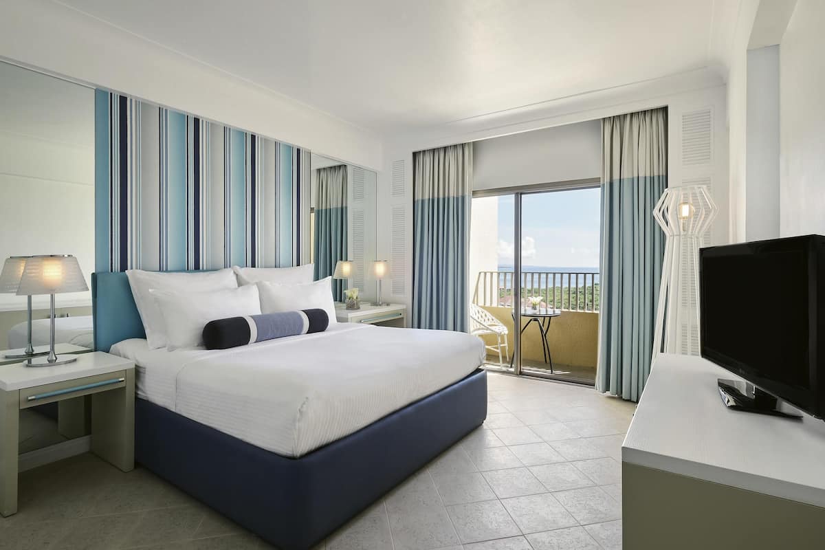 Deluxe Room, 1 King Bed, Sea View | Minibar, in-room safe, desk, laptop workspace