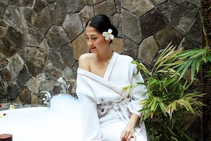 Couples treatment room(s), hot tub, body treatments, aromatherapy