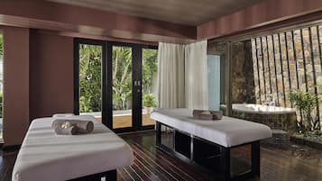 Espace de soins pour les couples, bain Ă remous, soins corporels