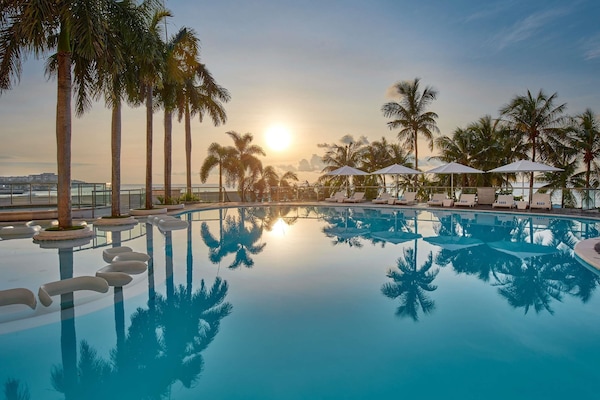 Piscina externa, guarda-sóis, espreguiçadeiras