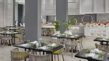 3 restaurantes; se sirven desayunos, almuerzos y cocina internacional