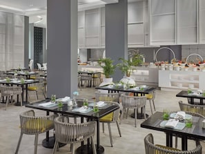 3 restaurants, breakfast, lunch, dinner served; international cuisine