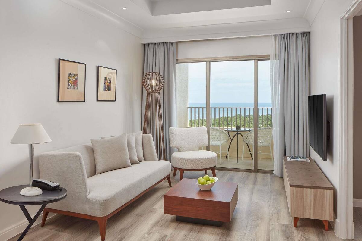 Suite Premier, 1 habitación | Minibar, caja fuerte, escritorio y espacio para trabajar con un portátil