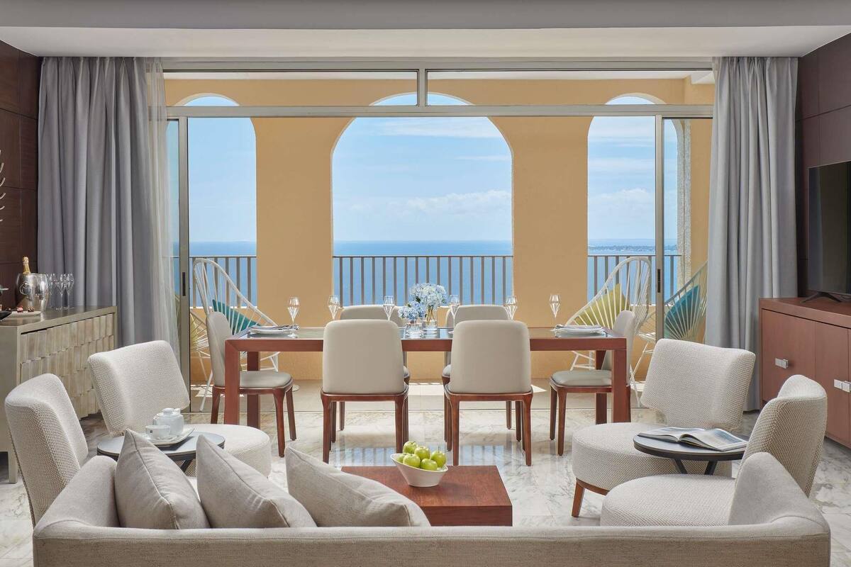 Suite presidencial | Minibar, caja fuerte, escritorio y espacio para trabajar con un portátil