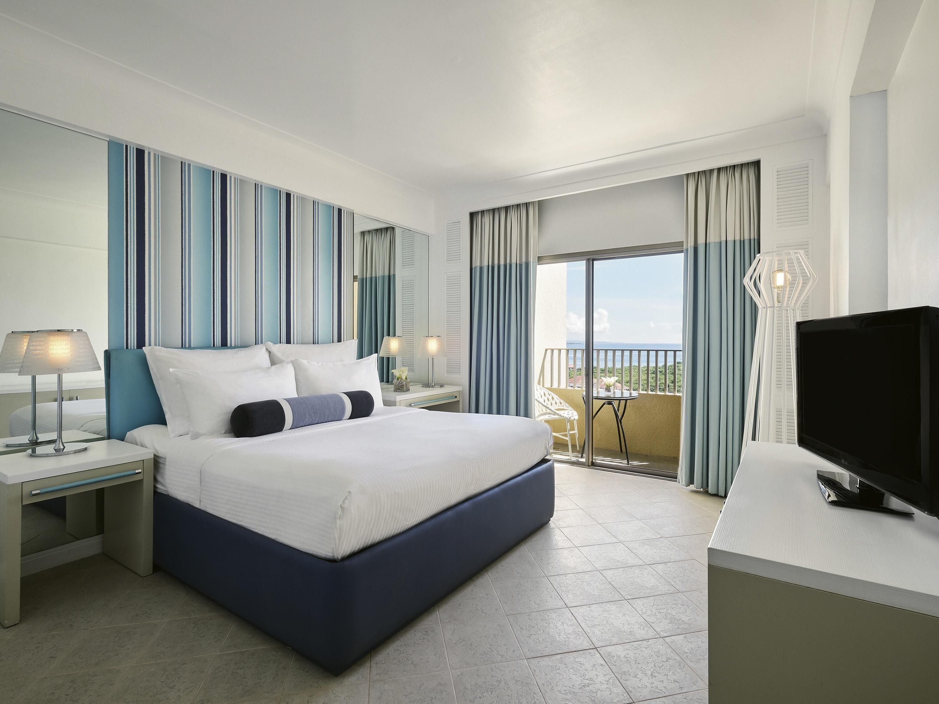 Habitación Deluxe, 1 cama King size, vista al mar | Minibar, caja de seguridad en la habitación y decoración personalizada 