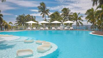Piscina externa, guarda-sóis, espreguiçadeiras
