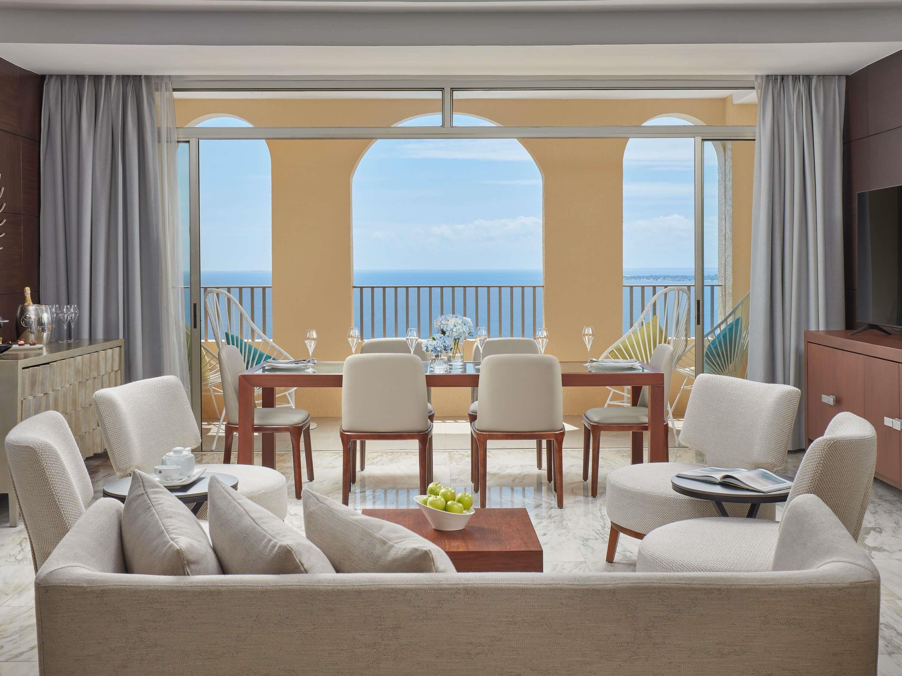 Presidential Suite | Minibar, in-room safe, desk, laptop workspace