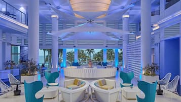 Lounge en el lobby, con vista al mar, abre todos los días
