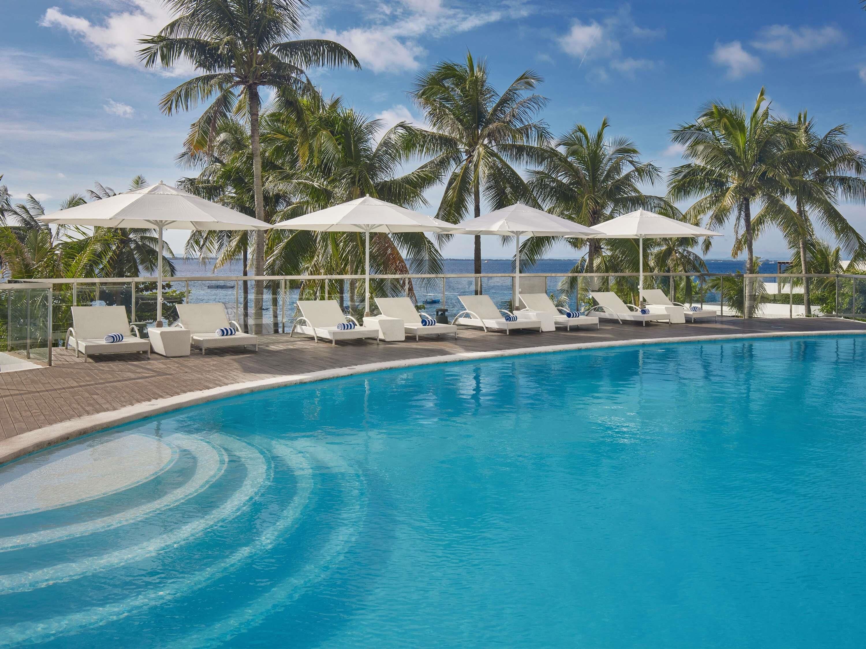 Outdoor pool, pool umbrellas, sun loungers