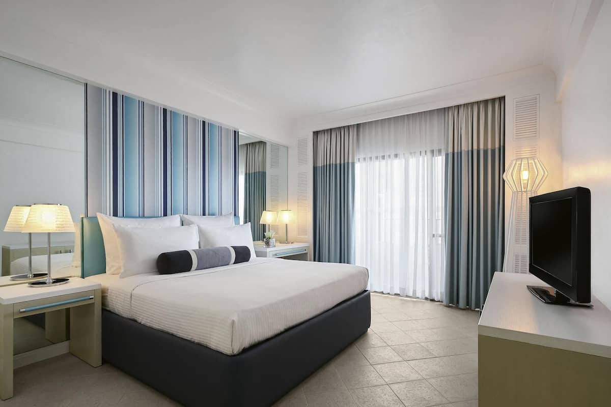 Deluxe Room, 1 King Bed | Minibar, in-room safe, individually decorated, individually furnished