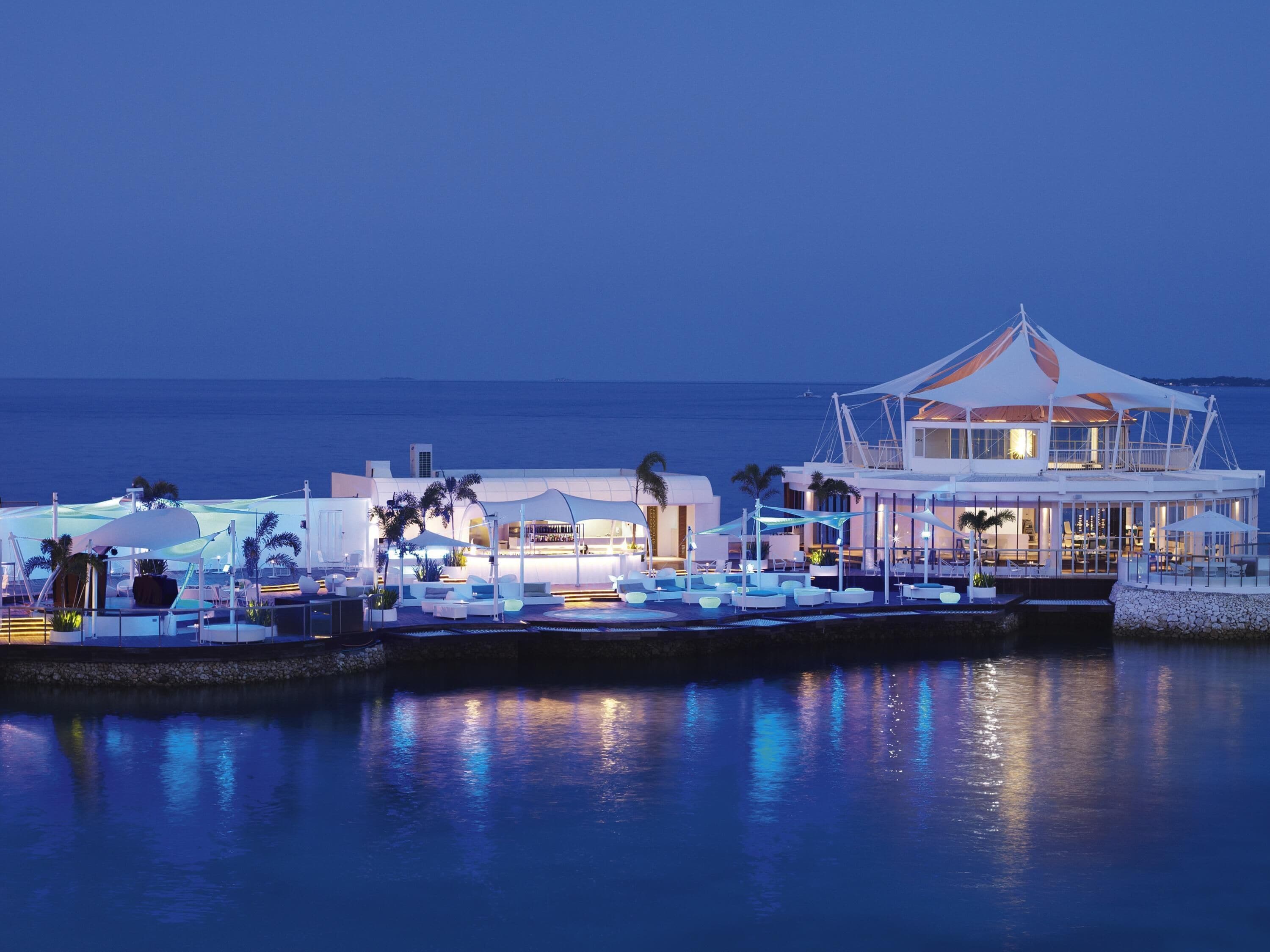 Lobby lounge, ocean view, open daily