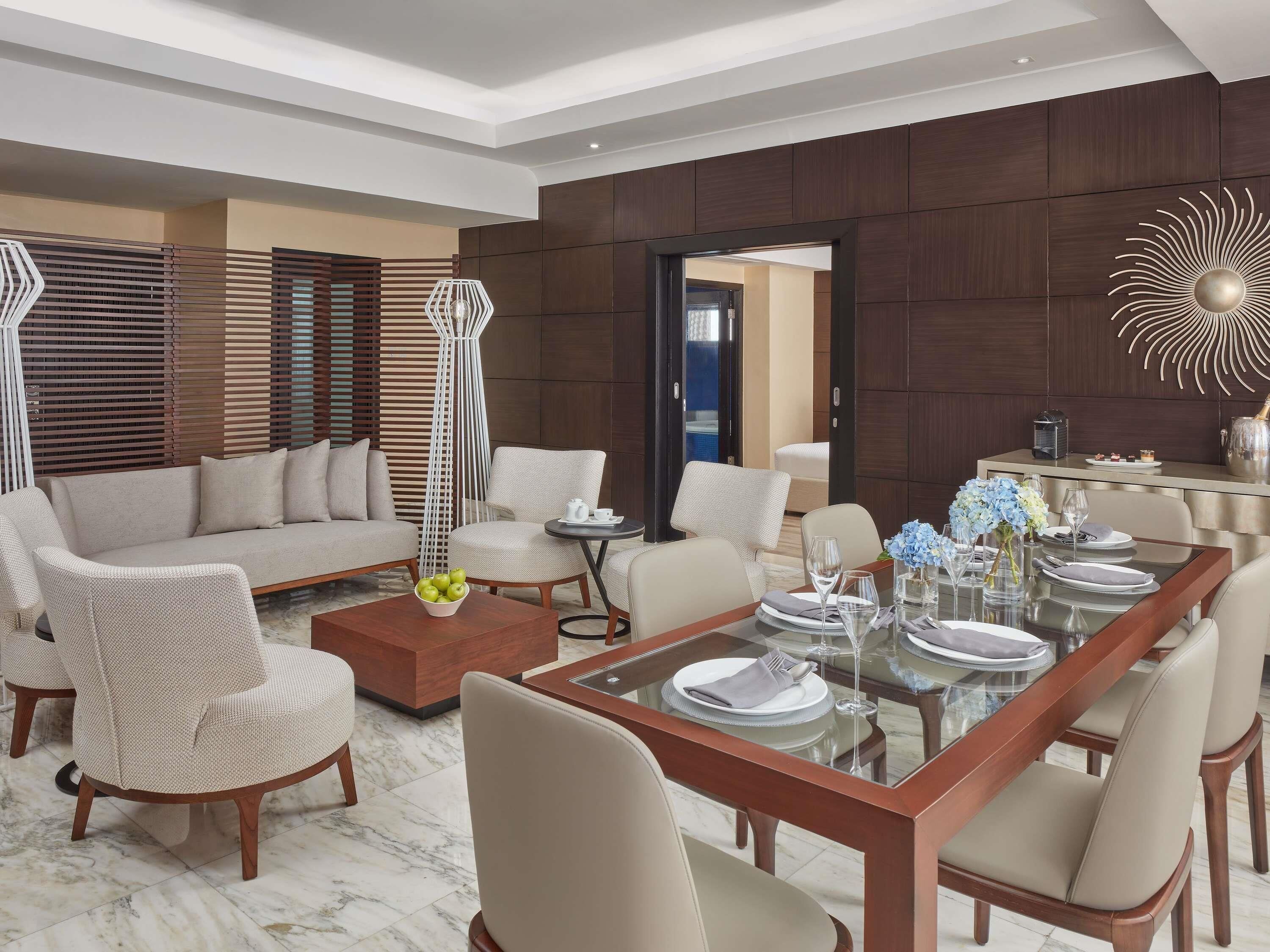Suite presidencial | Minibar, caja de seguridad en la habitación y decoración personalizada 