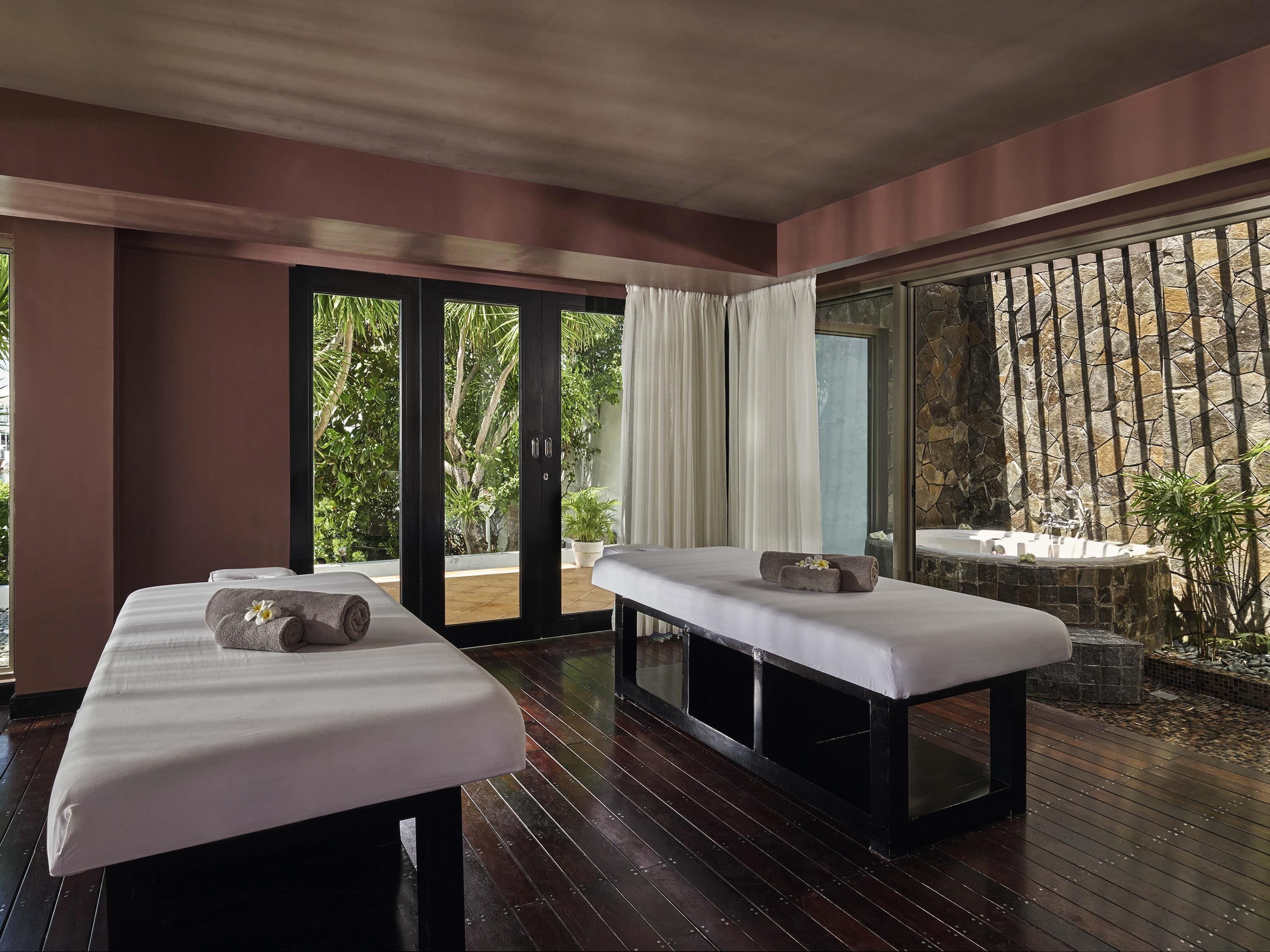 Behandlingsrom for par, boblebad, kroppsbehandlinger og aromaterapi