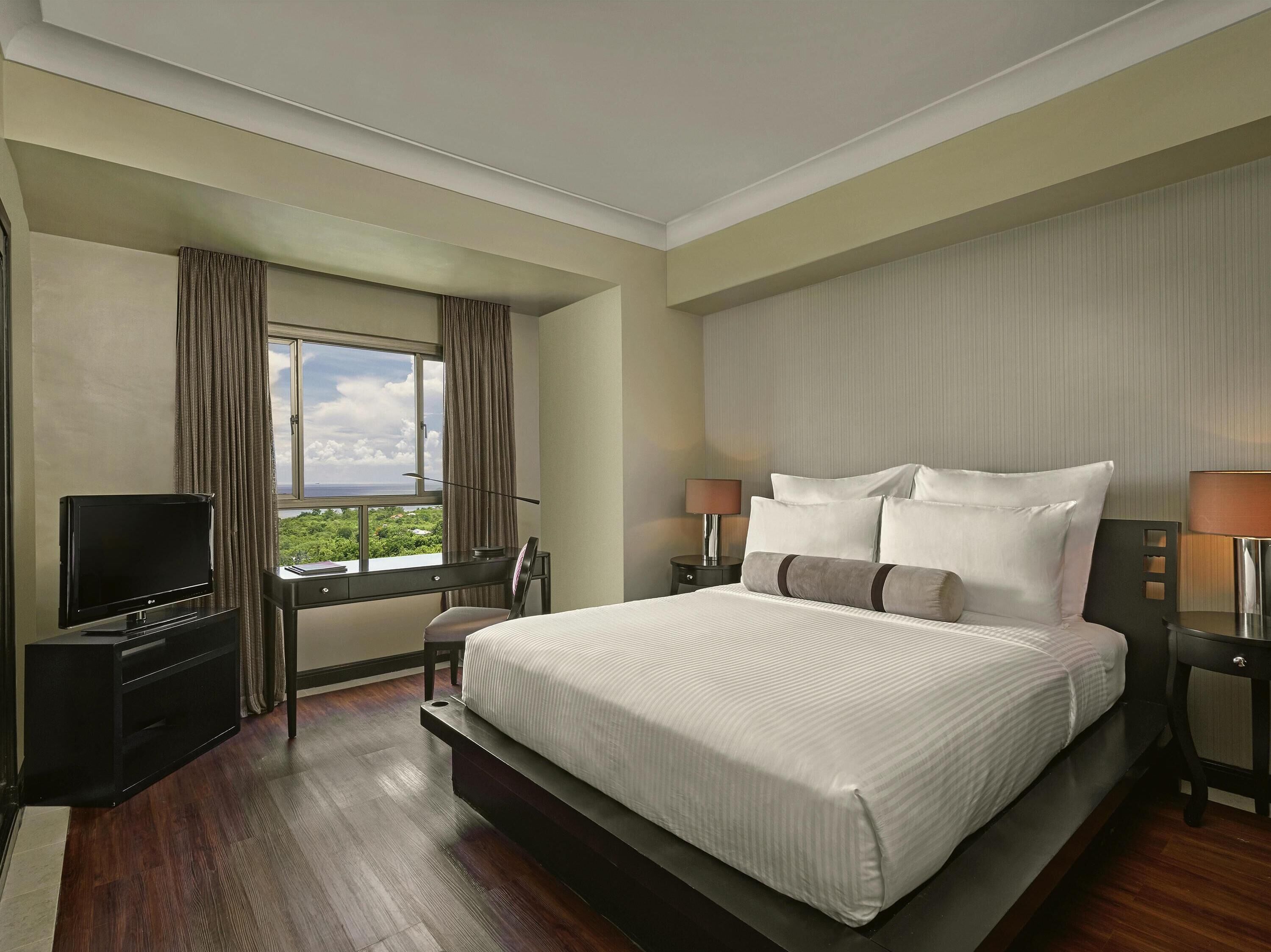 Suite, 1 kingsize-seng, sjøutsikt | Minibar, safe på rommet, individuelt dekorert og individuelt innredet