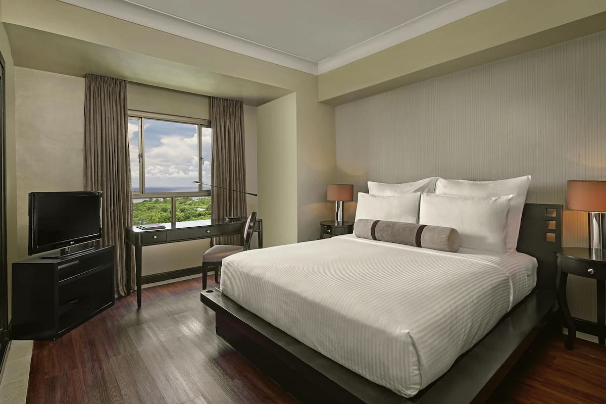 Suite, 1 kingsize-seng, sjøutsikt | Minibar, safe på rommet, individuelt dekorert og individuelt innredet