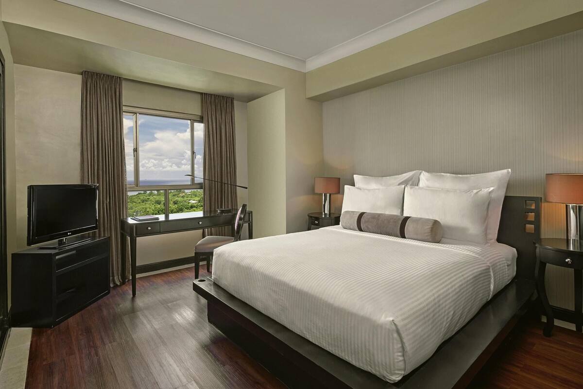 Suite, 1 King Bed, Sea View | Minibar, in-room safe, desk, laptop workspace