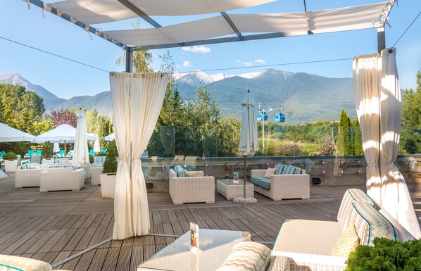 Poolside bar