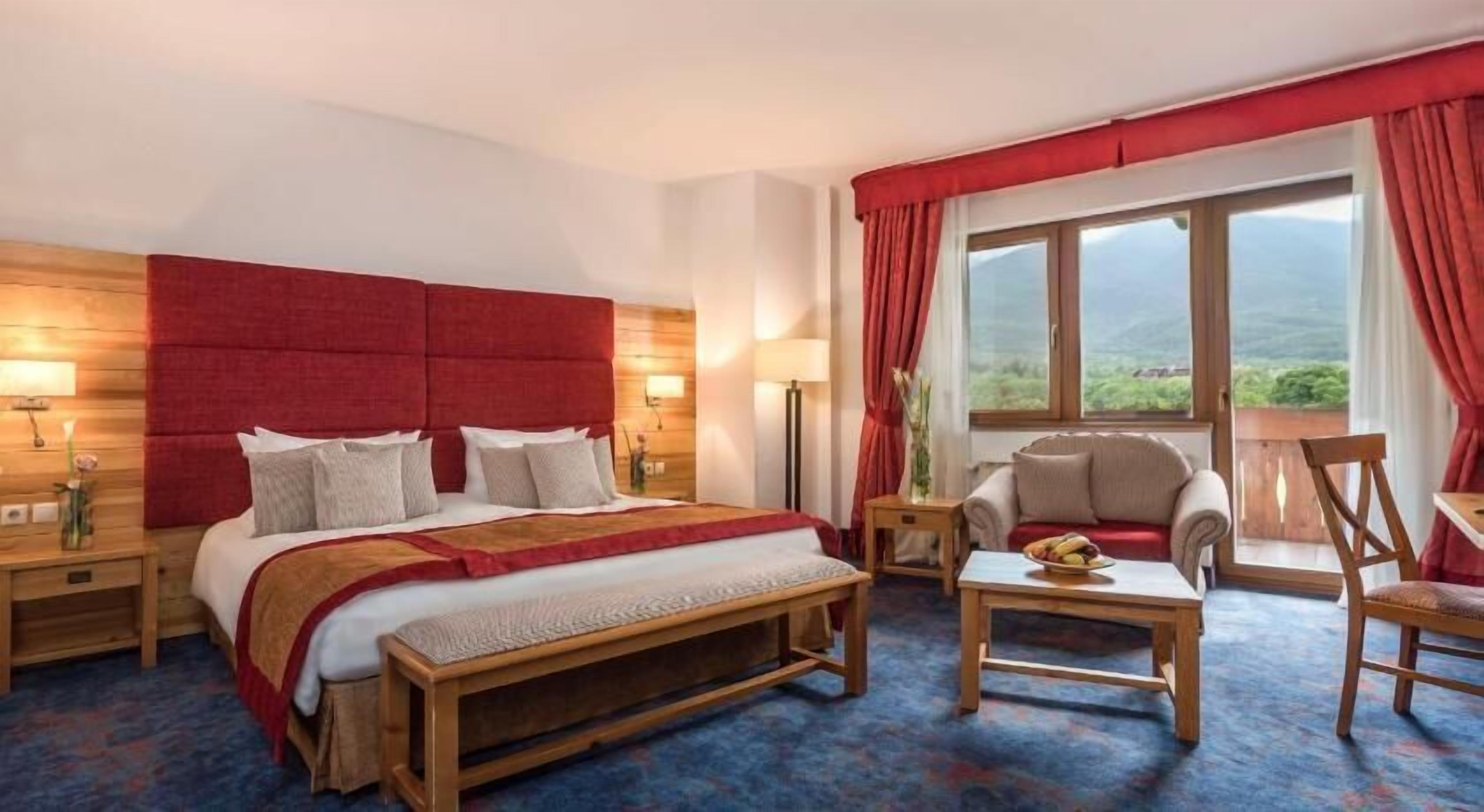 Minibar, in-room safe, desk, laptop workspace