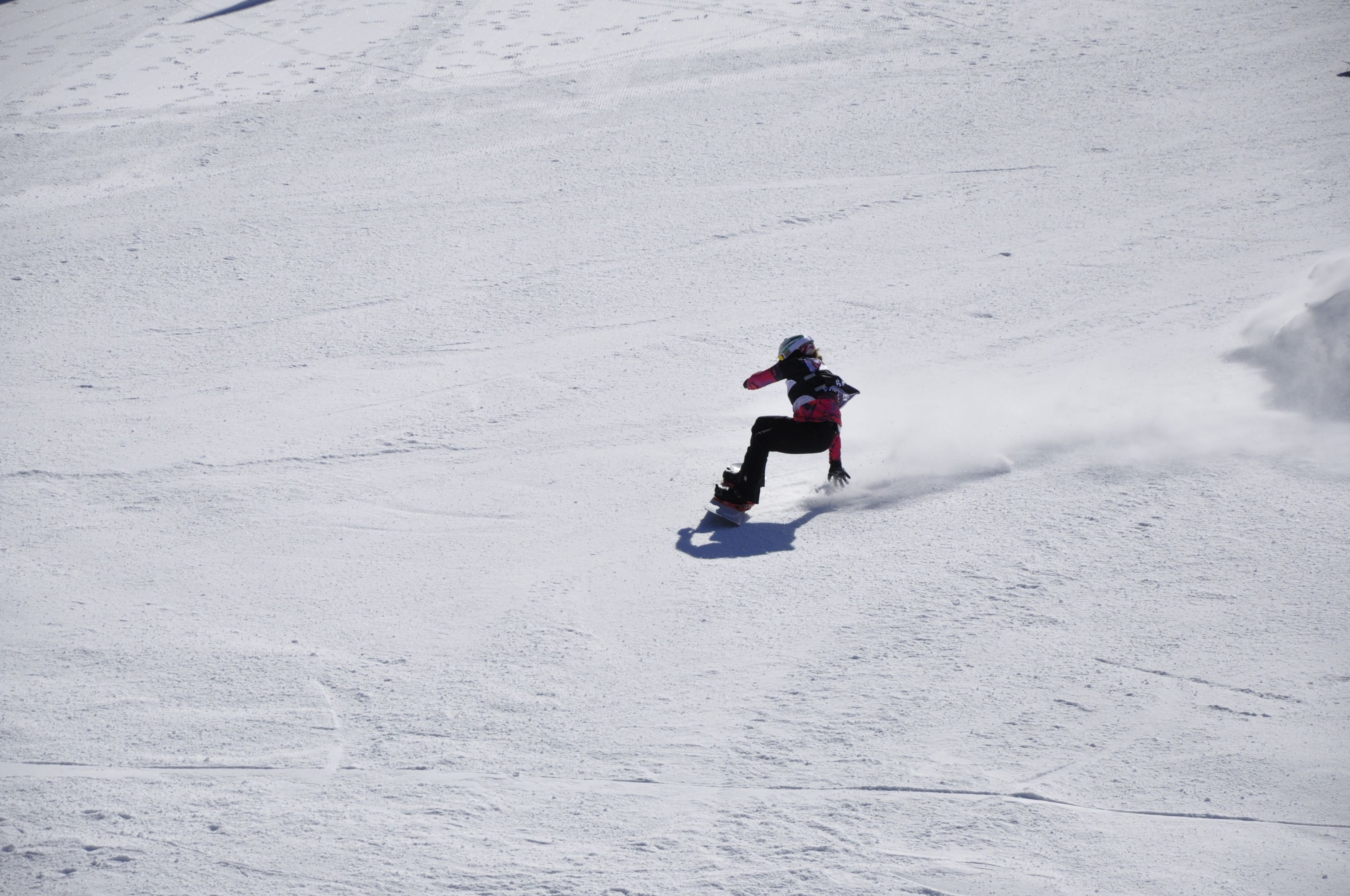 Un snowboarder en una ladera nevada.