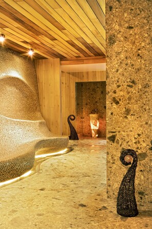 Couples treatment room(s), sauna, hot tub, steam room