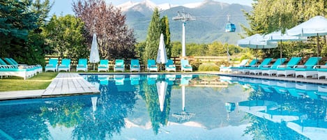 Inomhuspool och utomhuspool, öppettider: 09.00 till 21.00, och solstolar