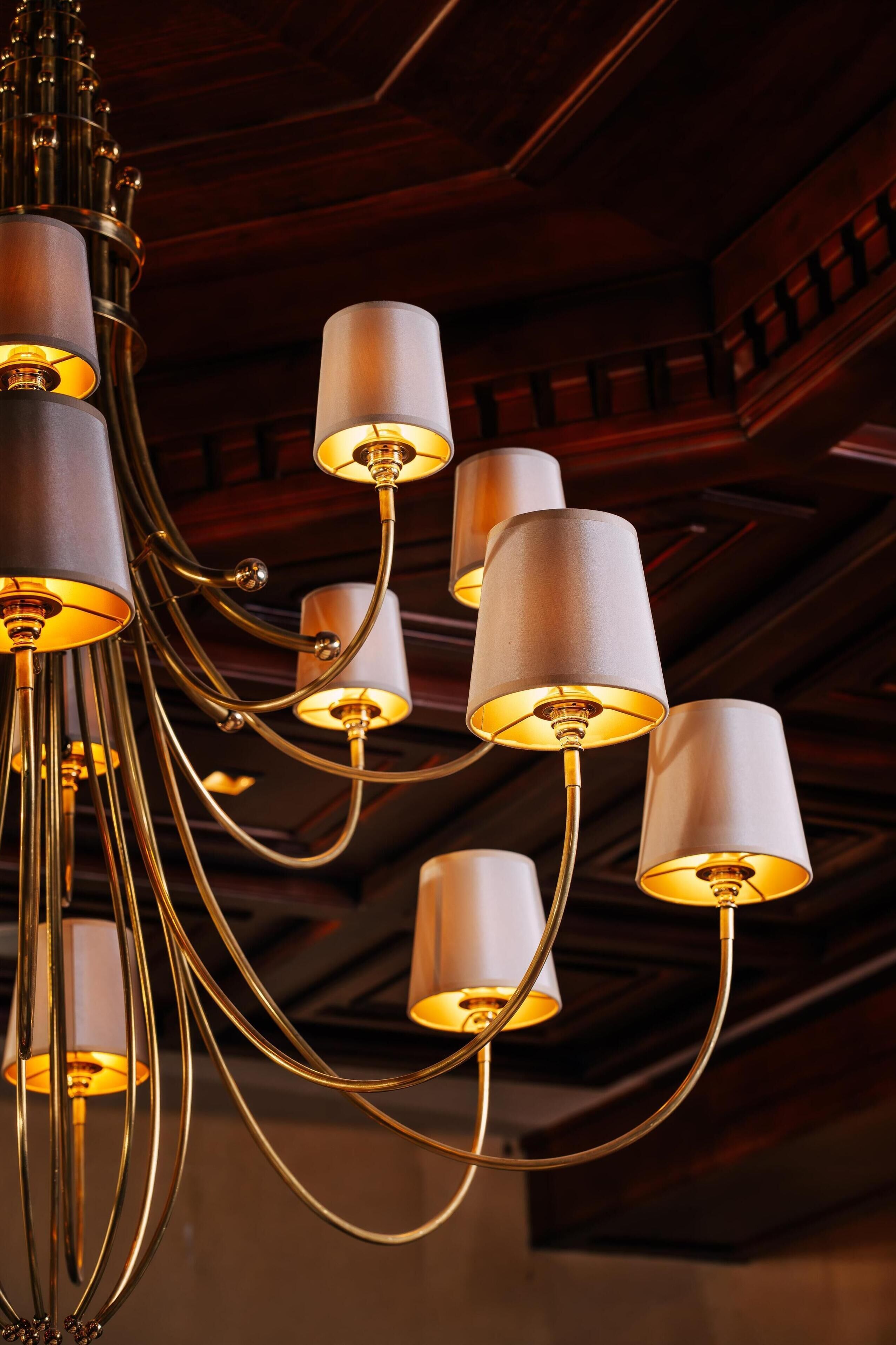 Un candelabro con múltiples lámparas.