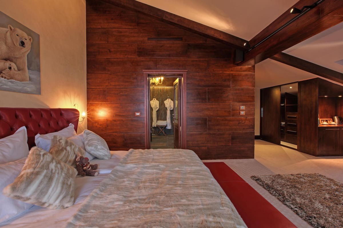 minibar, in-room safe, desk, laptop workspace